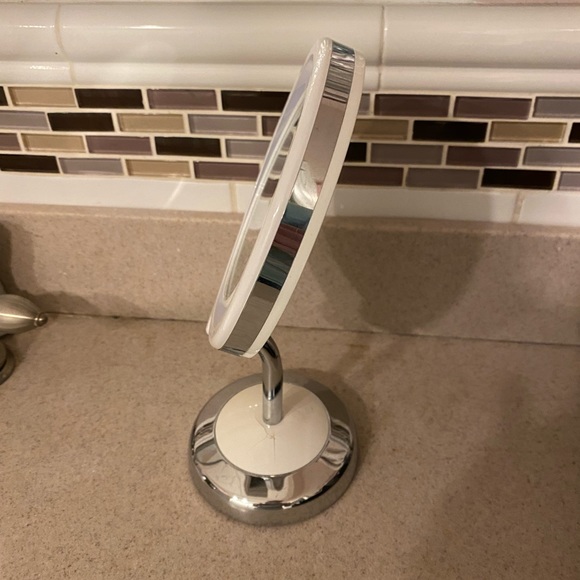 White & Silver Portable LED Makeup Mirror - Picture 9 of 11